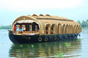 2-BR houseboat for 6 guests, by GuestHouser